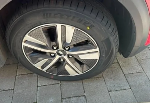 Wheel and tyre fitting